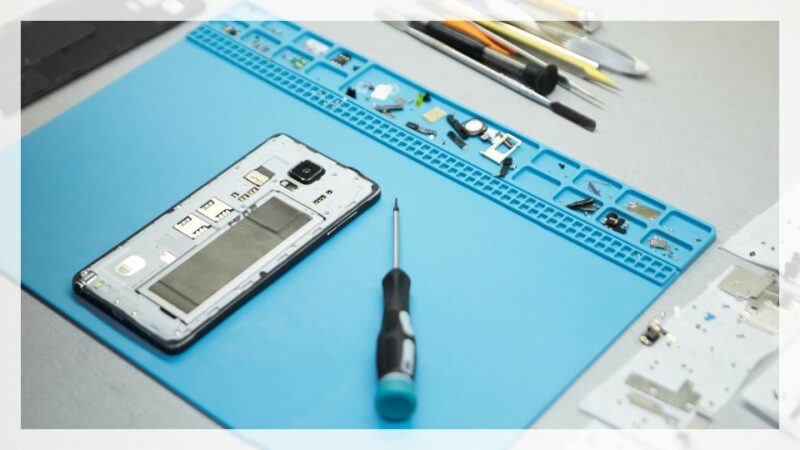 専用マットの上で内部が見える状態の修理中のスマホのイメージ画像